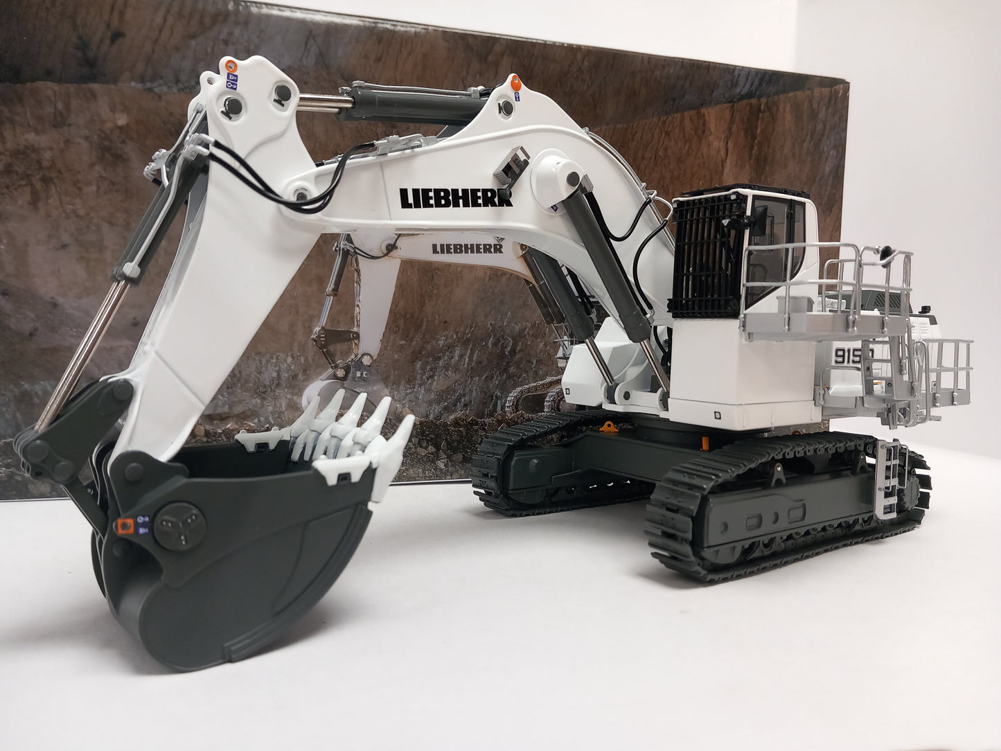CONSTRUCTION WSI 64-2014 LIEBHERR R9150 - HIGH CAB VERSION