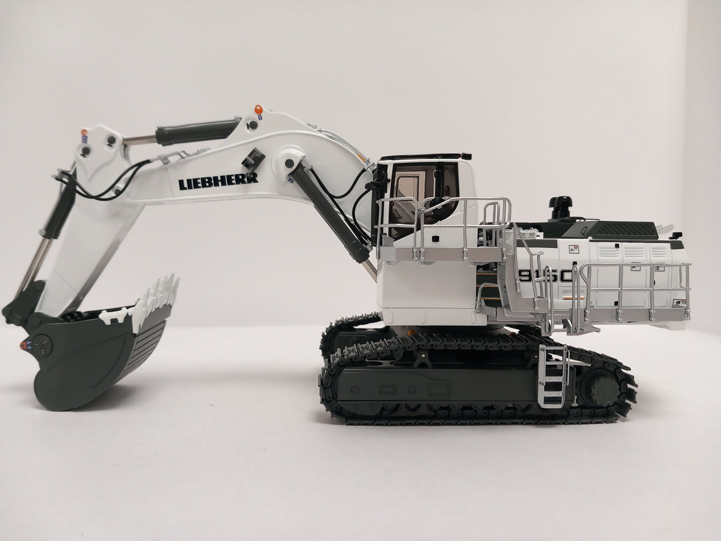 CONSTRUCTION WSI 64-2014 LIEBHERR R9150 - HIGH CAB VERSION