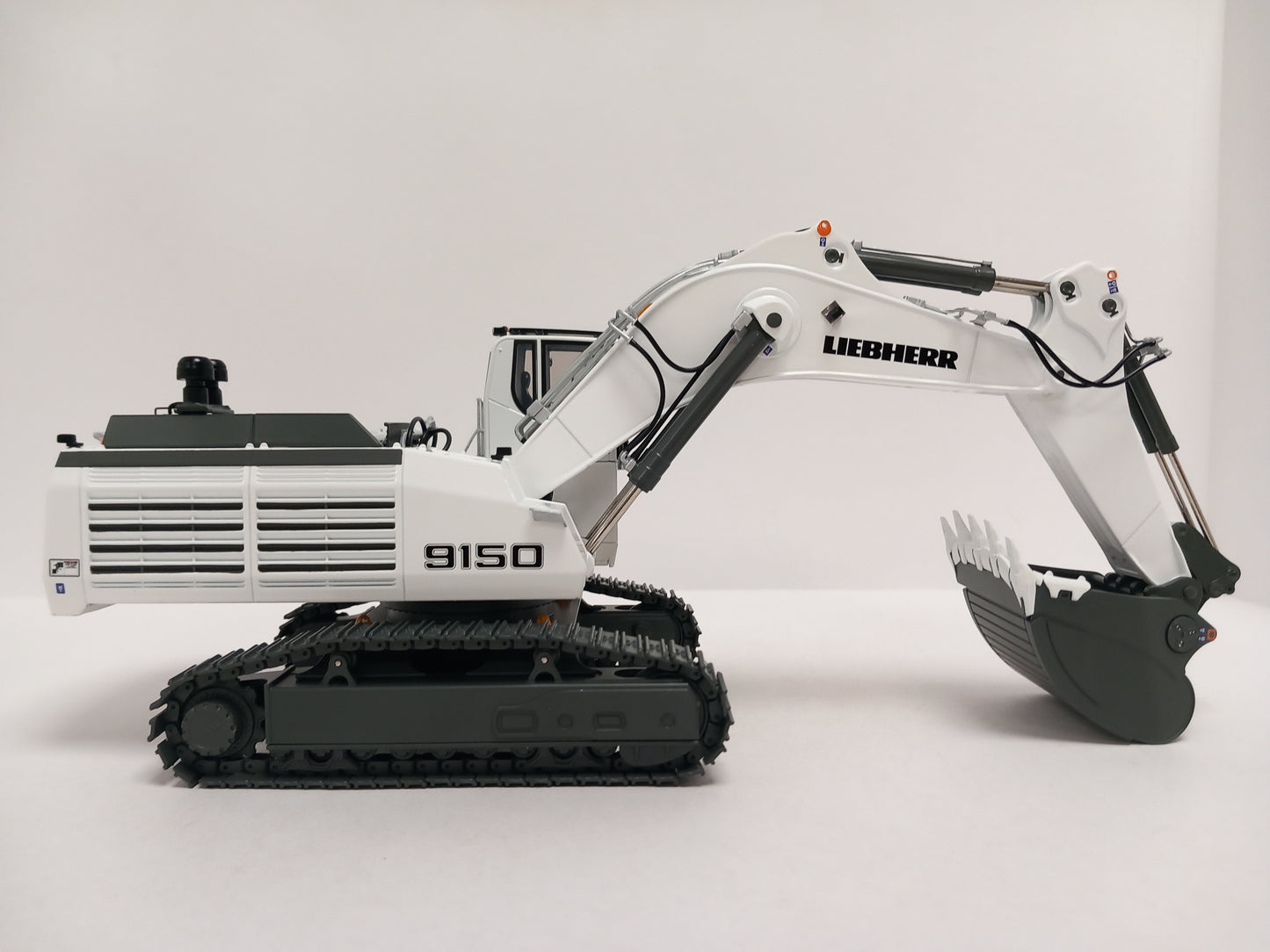 CONSTRUCTION WSI 64-2014 LIEBHERR R9150 - HIGH CAB VERSION