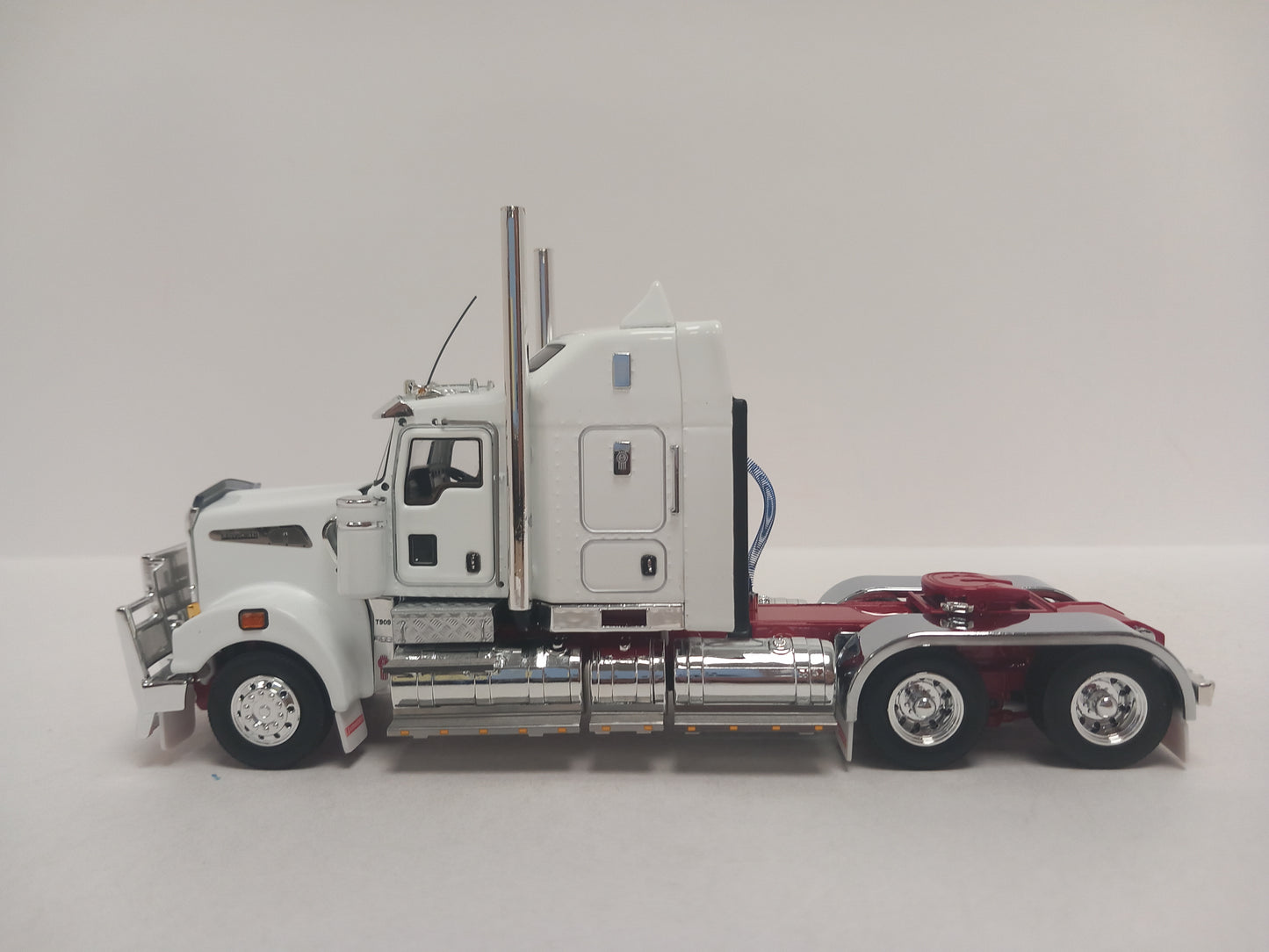 DRAKE Z01638 WHITE / RED - KENWORTH T909