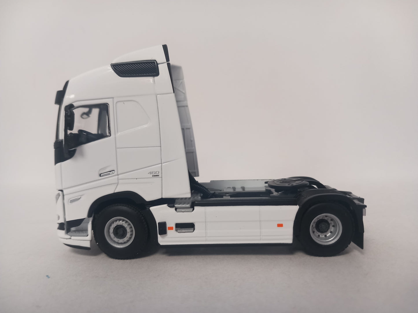 ARRIVAL WSI VOLVO 03-2059 - White Line