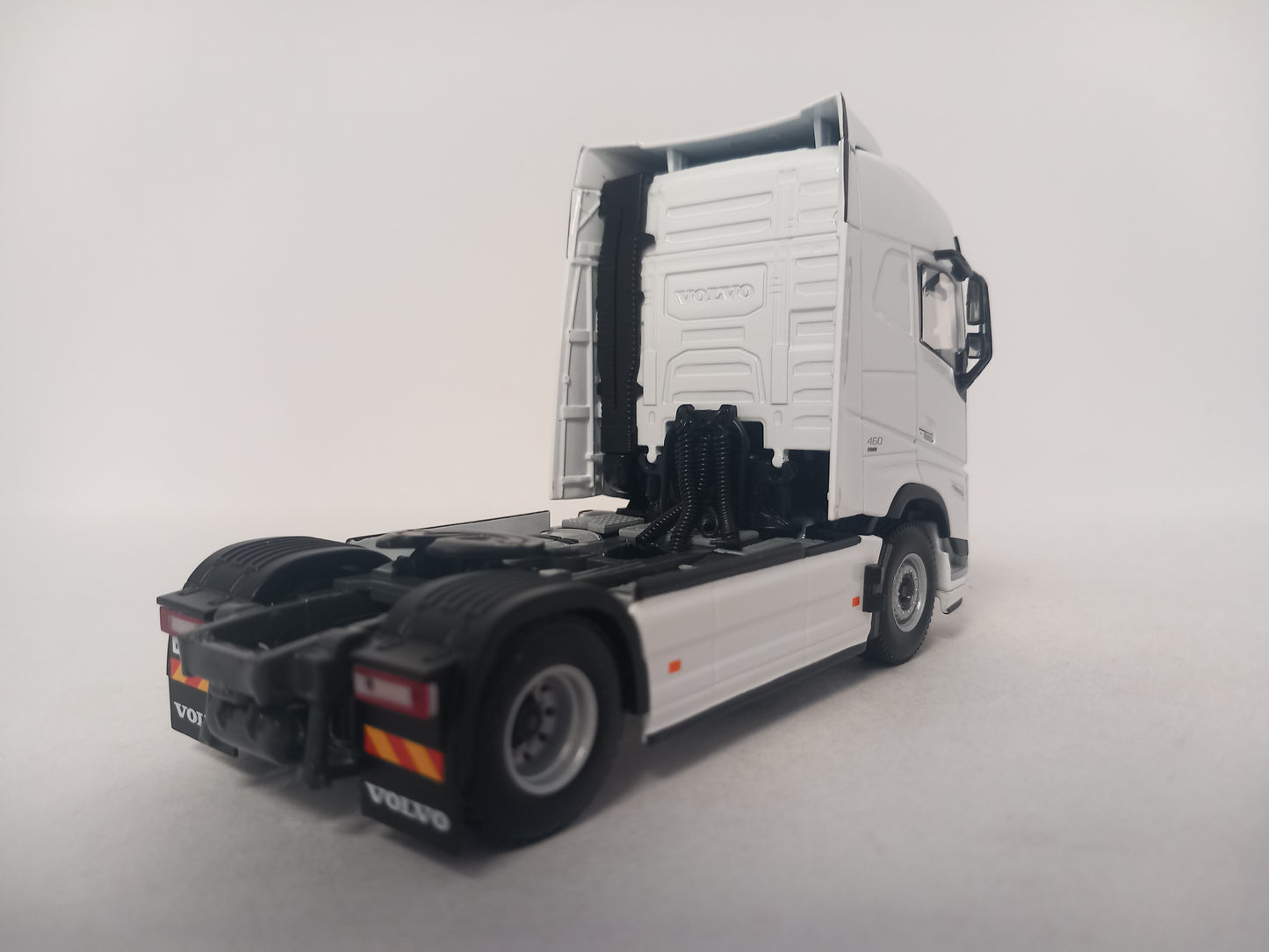 ARRIVAL WSI VOLVO 03-2059 - White Line