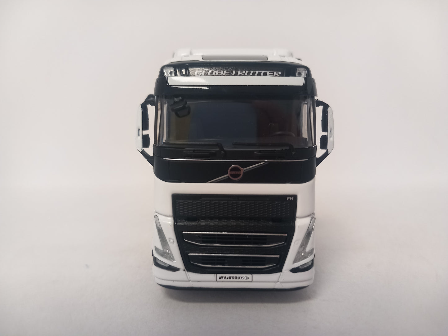 ARRIVAL WSI VOLVO 03-2059 - White Line