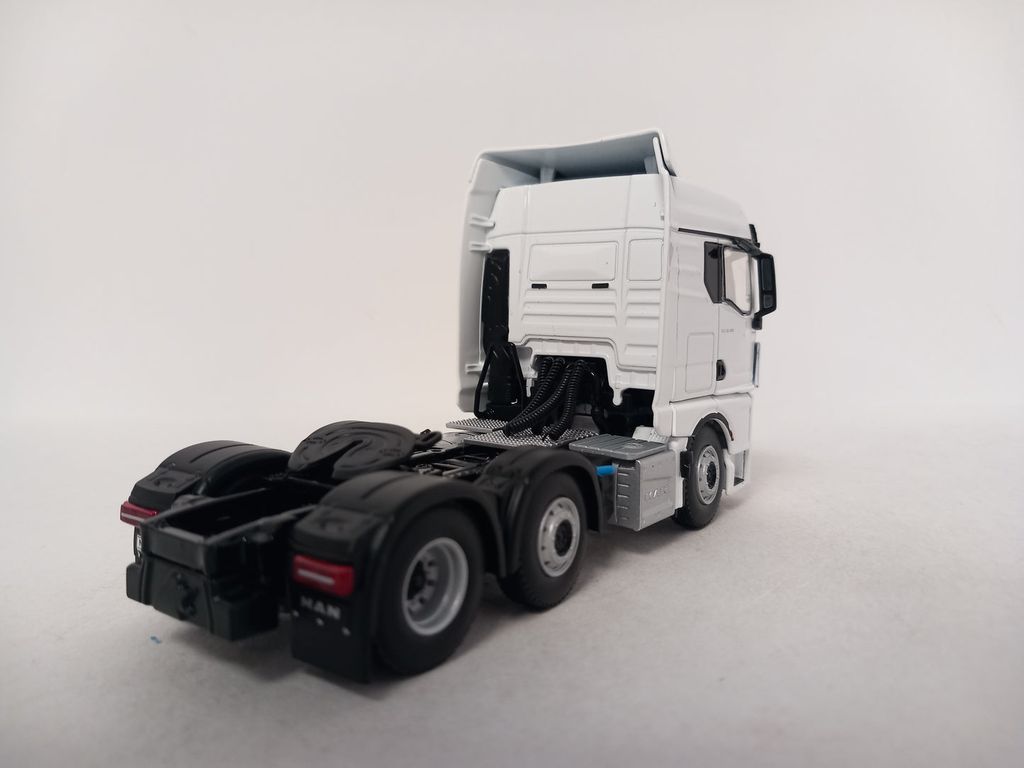 ARRIVAL WSI MAN 03-2062 - WHITE LINE TGX GM