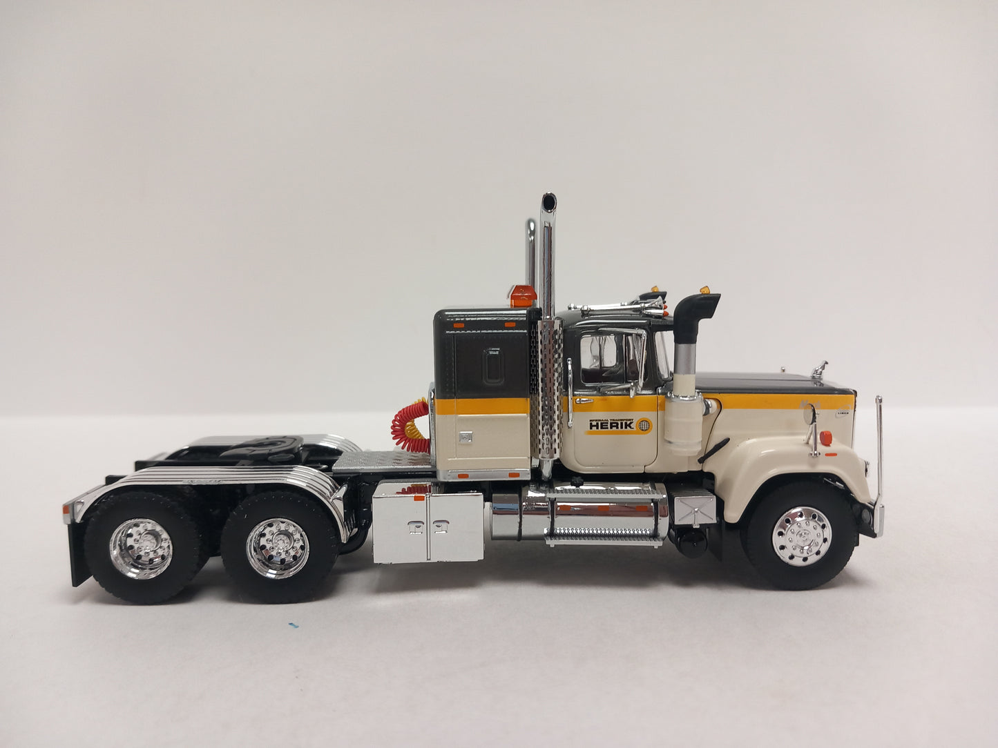 ARRIVAL TEKNO 87040 VAN DEN HERIK - MACK