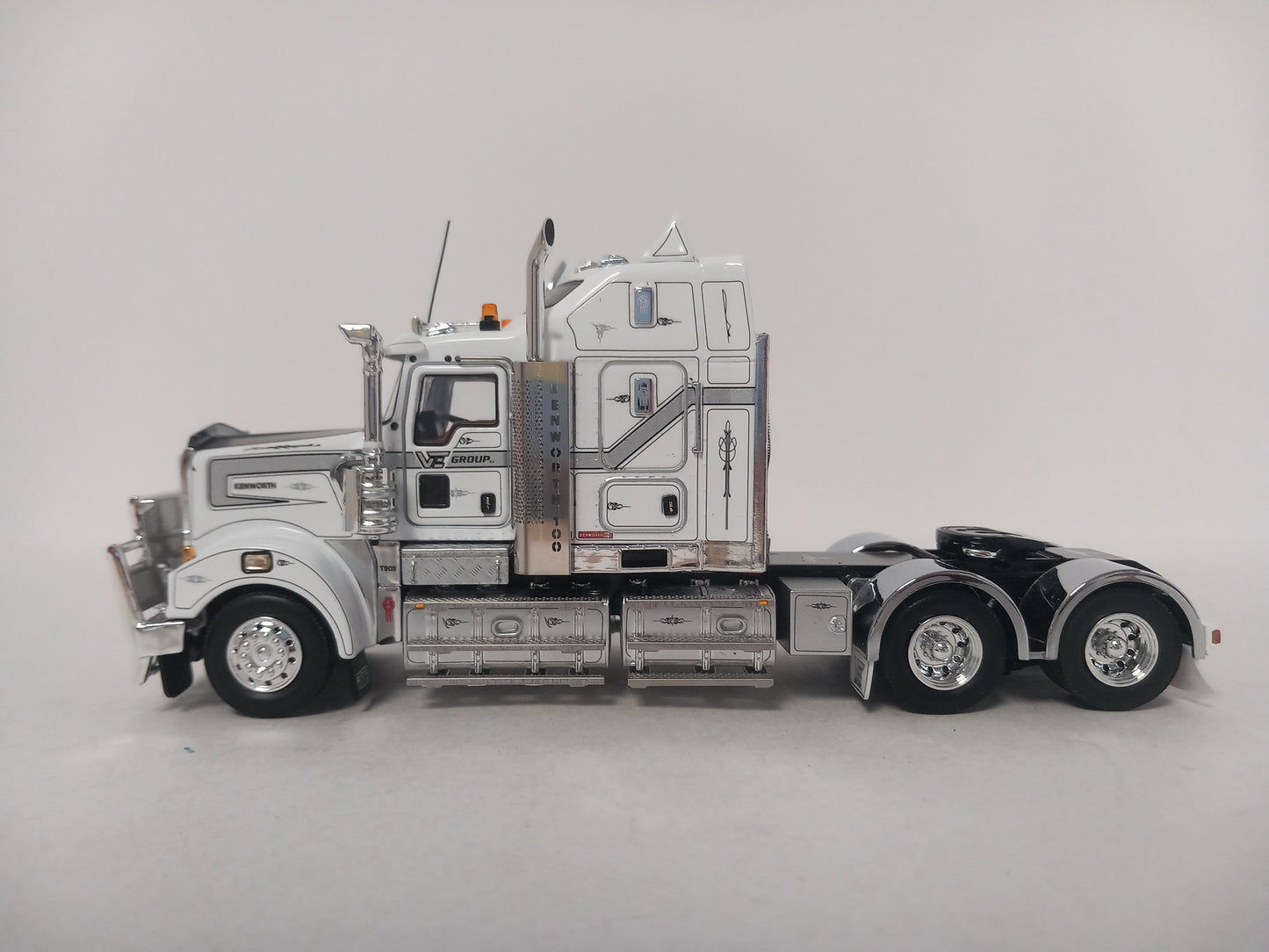 ARRIVAL DRAKE KENWORTH T909 Z01668 - VE Group *Low Stock*